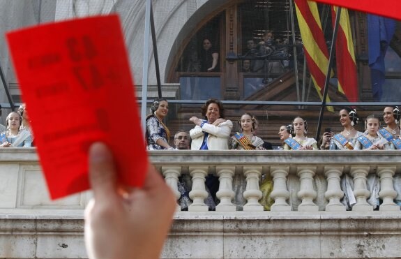 La alcaldesa Barberá, rodeada por las falleras mayores, saluda desde el balcón municipal, ayer. :: irene marsilla