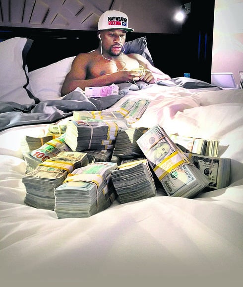 A Mayweather le encanta publicar fotos suyas rodeado de fajos y más fajos de billetes.