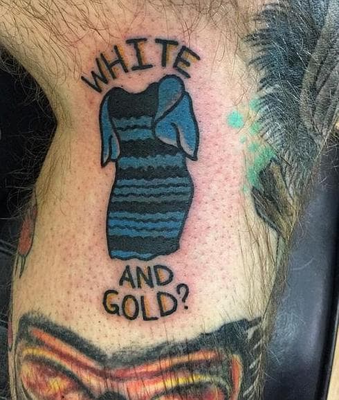 Un joven se tatúa el polémico vestido azul y negro