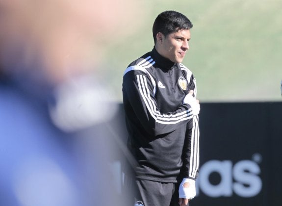 Enzo Pérez, durante la sesión de entrenamiento de ayer en la ciudad deportiva de Paterna. :: damián torres