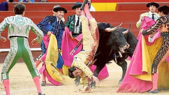 Un astado de la ganadería de Lagunajanda voltea al torero Paco Ureña en la plaza de toros de Valencia.