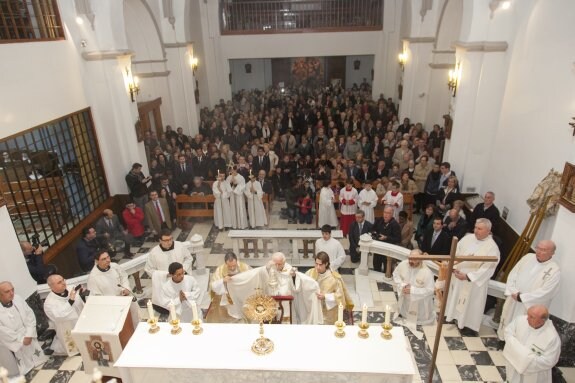 El arzobispo Cañizares durante la inauguración de la Capilla de Adoración Permanente. :: ÀLEX OLTRA