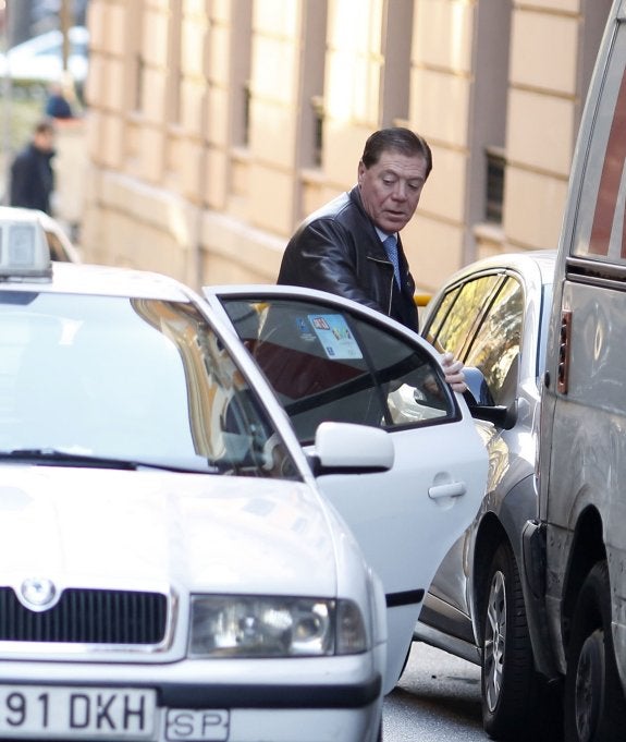 Domingo Parra, exconsejero delegado de Banco de Valencia, baja de un taxi. :: JOsé Ramón Ladra