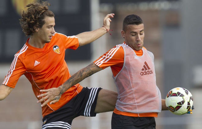 Nicolás Otamendi y Lucas Orban en un entrenamiento del Valencia CF.