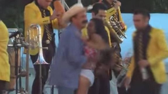 Un alcalde mexicano levanta la falda a una joven en público y regala planchas a las mujeres como disculpa