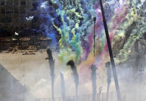 Efectos de colores en la mascletà disparada ayer en la plaza del Ayuntamiento. :: irene marsilla