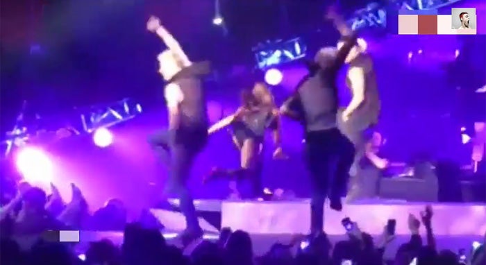 Ariana Grande se cae durante su último concierto en Toronto