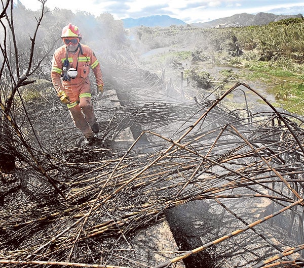 Un bombero sofoca los últimos rescoldos del siniestro.