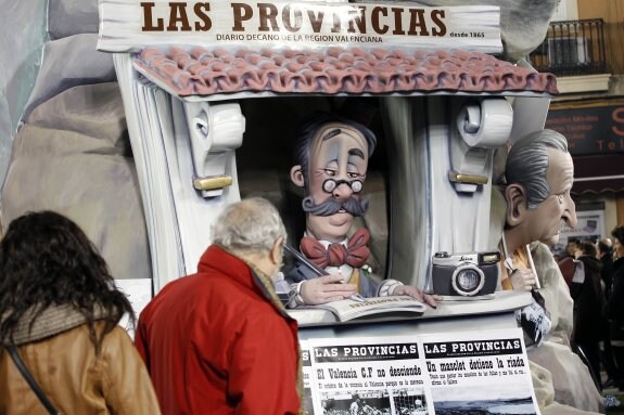 Los visitantes se fijan en las  portadas de LAS PROVINCIAS. :: irene marsilla