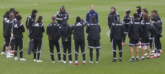  Nuno da instrucciones a sus futbolistas antes de comenzar el último entrenamiento previo al viaje a Elche. 