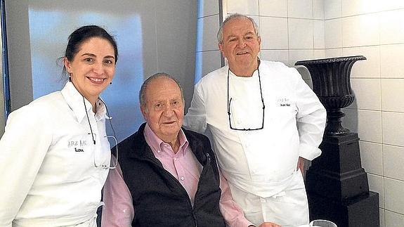 Juan Carlos I de España con Elena y Juan Mari Arzak, en la cocina de su restaurante, en San Sebastián.