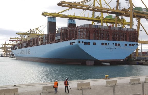   El Morten Maersk, de 400 m y 18.000 TEUs, el barco más grande que ha atracado en Valencia.