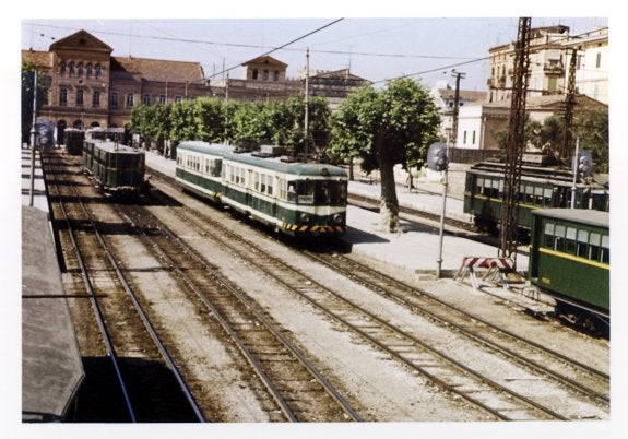 EL TRENET EN PONT DE FUSTA  Los ferrocarriles de vía estrecha fueron muy populares al unir Valencia con los pueblos. :: archivo fgv1970: LOS ÚLTIMOS TRANVÍAS  Uno de los últimos tranvías que circuló por Valencia en 1970, año de su desaparición. :: archivo fgv
