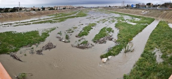 Nuevo cauce del Turia, a la altura de Quart de Poblet, ayer. :: damián torres