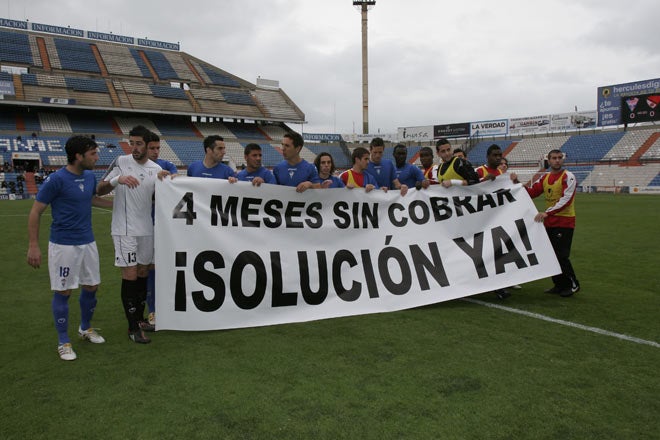 Los jugadores del Alicante CF en 2008 protestando ante los primeros impagos.