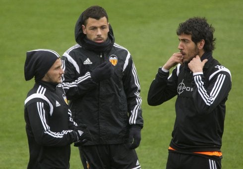 Javi Fuego, entre Piatti y Parejo.