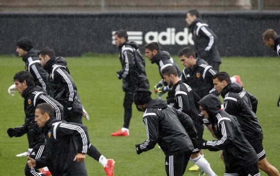 Los jugadores del Valencia, ayer en el entrenamiento en la Ciudad Deportiva.