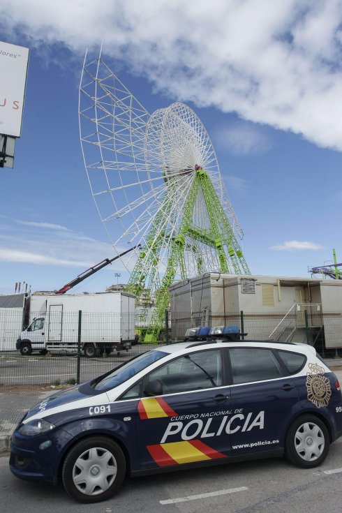 Un coche policial junto a la noria. :: EFE/ Domenech Castelló