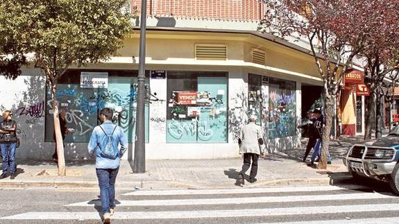 Vista de una de las oficinas puestas en venta por Bankia, en la calle Yecla de Valencia.