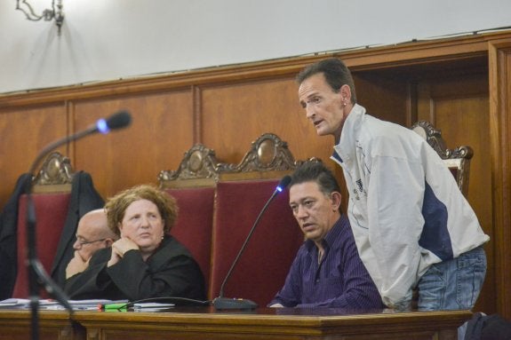 Dos de los implicados en el juicio celebrado en Badajoz. :: j. v. arnelas