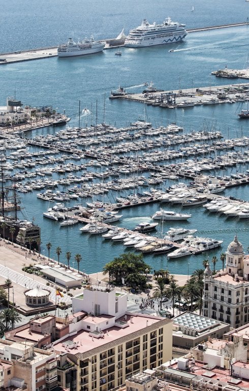 Dos cruceros, en el puerto de Alicante el pasado mes de septiembre.:: álex domínguez