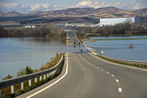 Una carretera cortada por la última crecida del Ebro. :: efe/Villar López