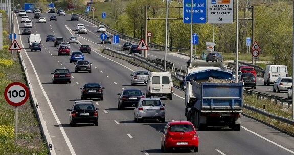 Las carreteras de Madrid a Valencia registraron ayer grandes cantidades de vehículos. :: EFE/JuanJo Martín