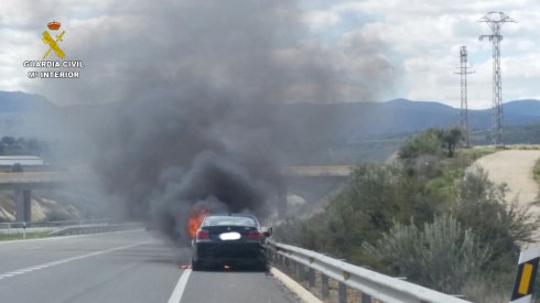 El coche en llamas. :: guardia civil
