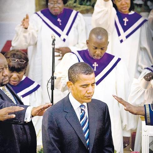 Bendición del todavía senador Barack Obama en una iglesia baptista de Nueva Orleans en 2007.