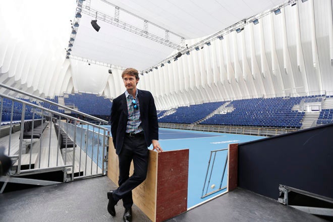 Juan Carlos Ferrero, ante la pista principal del Open 500 de Valencia.