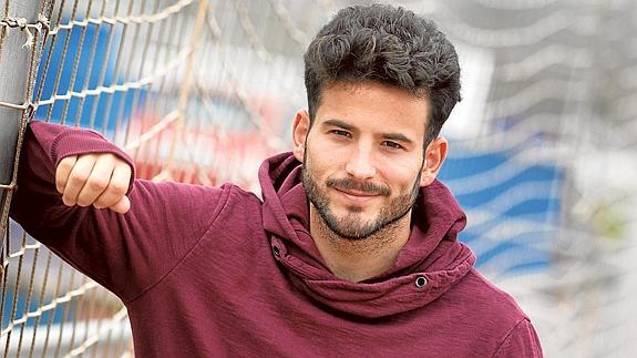 Rubén García posa para LAS PROVINCIAS junto a uno de los campos de la ciudad deportiva de Buñol.