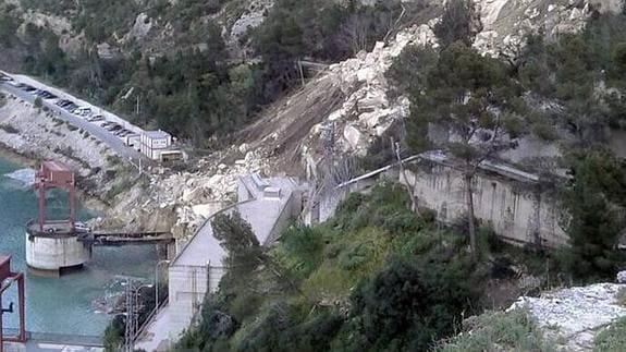 Organizan la salida de los vecinos de Cortes de Pallás por caminos forestales tras quedarse aislados por los desprendimientos