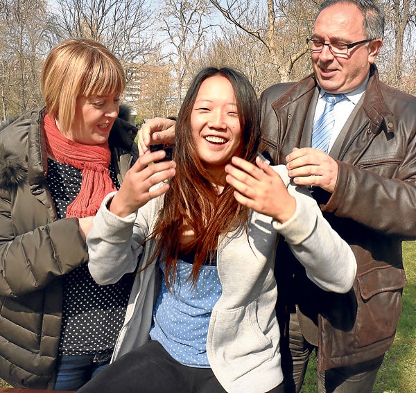 Ainhoa Ling Izaga Ibarrola ahora tiene 19 años y fue una de las primeras niñas chinas adoptadas en España.