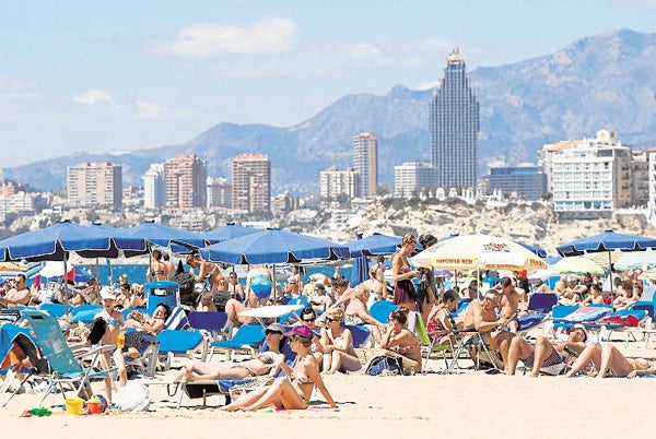 Turistas abarrotan las playas de Benidorm.