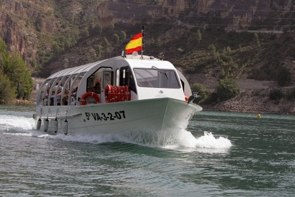 Alberto Fabra con las autoridades que visitaron la zona afectada por el derrumbe. :: LpLa barcaza turística que utilizarán los vecinos de Cortes. :: Lp