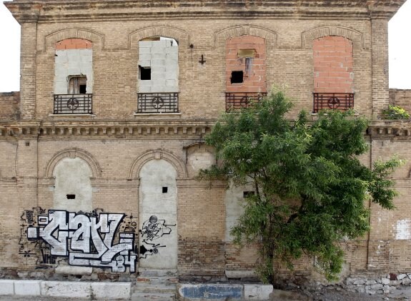 La fachada de la estación de Nazaret. :: jesús signes