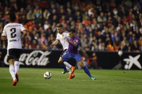 Barral intenta marcharse del marcaje de Mustafi.