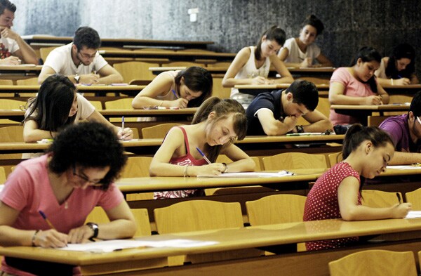 Un grupo de alumnos hacen un examen de Selectividad en la Universidad Miguel Hernández.
