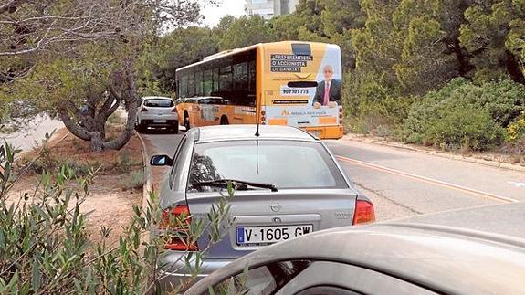 La grúa retira un coche en la Devesa para que pase un autobús.