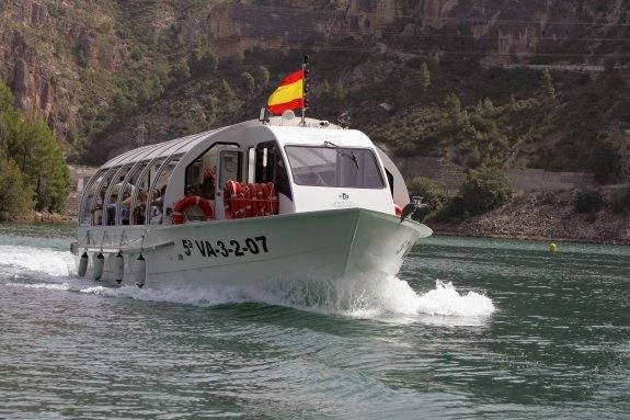 La barcaza turística que utilizarán los vecinos de Cortes. 
