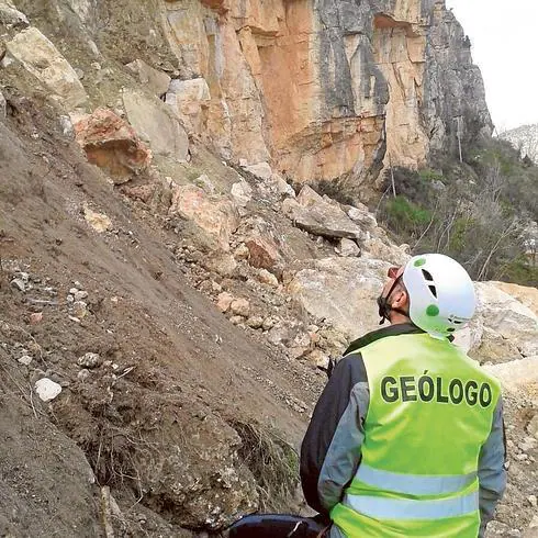 Un geólogo del Igme inspecciona la zona del derrumbe en Cortes de Pallás.