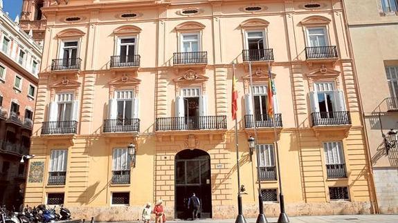 Fachada de la Diputación de Valencia desde la plaza de Manises.