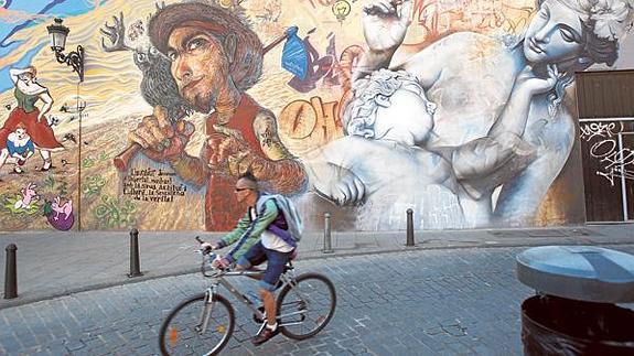 El mural más grande de la ciudad de Valencia, con 36 metros de largo y 6 de alto, está ubicado en la plaza de la Bocha.