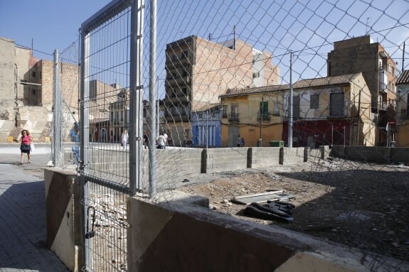 La calle San Pedro, una de las afectadas por el plan urbanístico y donde se derribaron casas hasta 2010. :: manuel molines