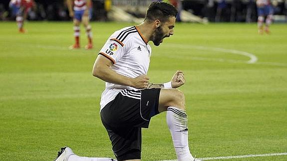 Negredo celebra su gol ante el Granada en Mestalla.