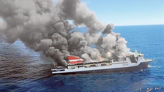 Fotografía facilitada por un viajero evacuado que muestra el incendio del ferry