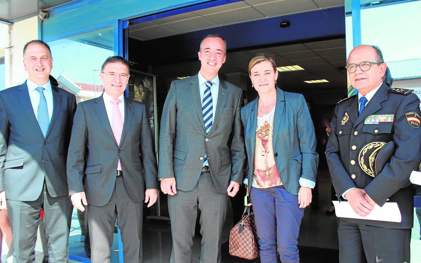 El secretario de Estado de Seguridad (en el centro) junto al resto de autoridades asistentes a la reunión en Alzicoop.