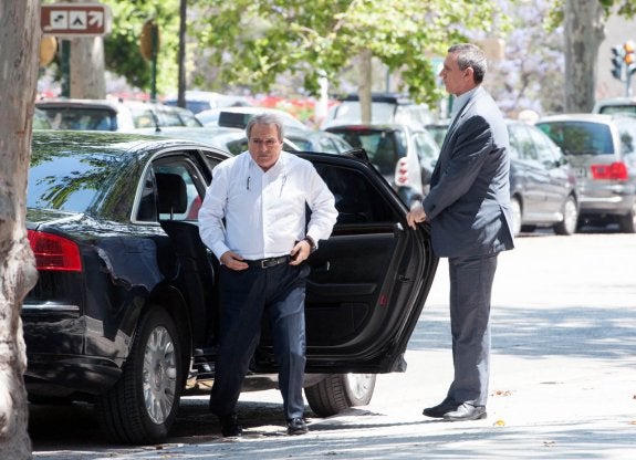 El presidente de la Diputación de Valencia, Alfonso Rus, saliendo de un vehículo oficial. :: irene marsilla