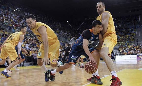El alero serbio del Valencia Basket Vladimir Luciic trata de penetrar a canasta.