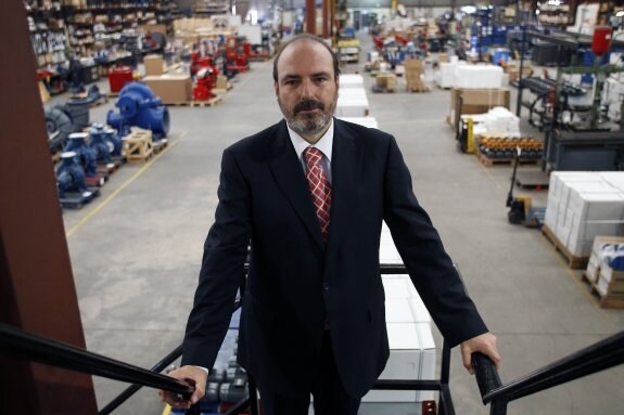 Salvador Serrano, en las instalaciones de su empresa, Bombas Ideal. :: IRENE MARSILLA
